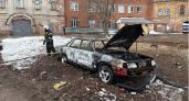 В одном из дворов Кирова дотла сгорела иномарка