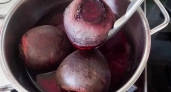 Не варю свеклу часами - хватает 15 минут: есть одна уловка - получается вкуснее и без запаха на весь дом