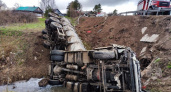 В Кировской области грузовик опрокинулся в реку: водителя зажало в ледяной воде