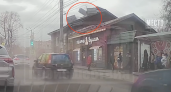 В Кирове на улице Ленина ветром снесло шифер с крыши дома прямо на прохожих