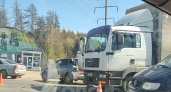 В Кирове на Советском тракте столкнулись большегруз и две легковушки: есть пострадавшие