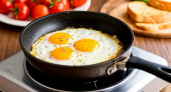 Теперь жарю яичницу на воде: белок не прилипает, желток идеальный - странный, но эффективный рецепт