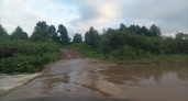 Из-за ливня мост в Кировской области ушел под воду