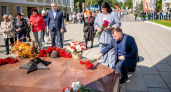 Тысячи кировчан возложили цветы к Вечному огню в День памяти и скорби