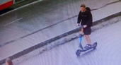 В Кирове самокатчик сбил 50-летнюю женщину и скрылся