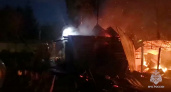 Ночной пожар в Кирове уничтожил баню и перекинулся на жилой дом