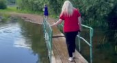 Помощи не дождаться: в Кирове отдыхающие падают на пляжном мостике через реку Сандаловка