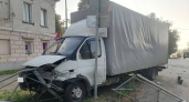 В Слободском фургон врезался в ВАЗ и протаранил ограждения: есть пострадавший