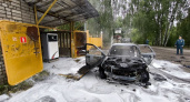 На газозаправочной станции в Яранске вспыхнула машина: два человека пострадали