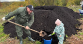 Вячеслав Симаков вместе с внучкой посадил семейное дерево в Чистых прудах