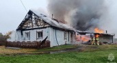 Девять спасателей боролись с мощным пожаром в частном доме под Пижанкой