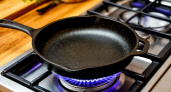 Два пакетика бросаю в кипяток - и сковородка как новая: жир и нагар исчезают без следа
