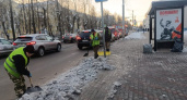 В Кирове обрабатывают тротуары противогололедными материалами