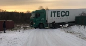 В Кирово-Чепецком районе фура застряла в деревне Лубягино, парализовав движение