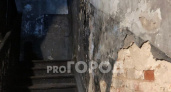 В Кирове жилой дом без коммуникаций трещит по швам, а жильцов никто не спасает