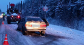На трассе под Кировом легковушка врезалась в припаркованный лесовоз: трое ранены