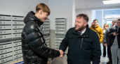 Вячеслав Симаков раздал молодым кировчанам ключи от 44 квартир в новостройке