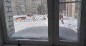 Даже в буран из окон не тянет: обычный рулон туалетной бумаги победил сквозняки - холодный подоконник в прошлом