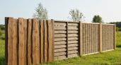 Необрезная доска, «лесенка» и плетенка - 3 современных варианта для забора на участке: бюджетно и стильно