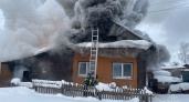 Языки пламени и клубы дыма охватили жилой дом в Котельниче