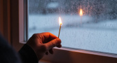 Беру спичку - и из окон не дует даже при сильном ветре: как повысить герметичность за пару минут - подоконник теперь всегда тёплый