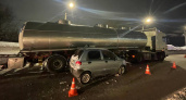 В Кирове девушка на малолитражке попала под автоцистерну и получила травмы