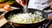 Зачем все шефы добавляют соду при жарке лука: стоит ли игра свеч