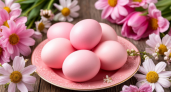 Не шелуха и не магазинная химия: найден простой способ покрасить пасхальные яйца в клубничный оттенок