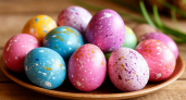Хватит мучаться с шелухой: как покрасить яйца на Пасху в рисе - получается очень необычно