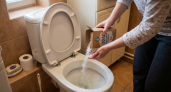Почему опытные хозяйки солят воду в унитазе: запомните это на всю жизнь
