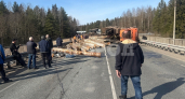Жесткое опрокидывание лесовоза парализовало федеральную трассу под Кировом