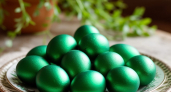 «Изумрудные» яйца на Пасху: необычный цвет яйцам придадут 2 травы — давно забытый метод