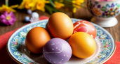 Вам не нужны магазинные красители: один дешевый овощ превратит яйца к Пасхе в шедевр