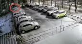 В Кирове неизвестный разбил стекла 11 машин на парковке: видео с места