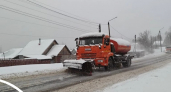 На улицы Кирова вывели всю дорожную технику из-за снегопадов и метели