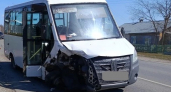 Под Кировом иномарка протаранила автобус и перевернулась, три пассажира ранены