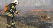 В пригороде Кирова огонь охватил 1,5 тысячи квадратных метров сухой травы