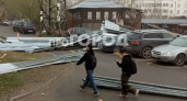 Поваленные деревья, заборы и поврежденные авто: кировчане делятся последствиями майской грозы 