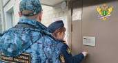 Кировчанка перестала издеваться над приставами, резко испугавшись за машину отца