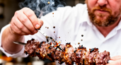 Перестаньте мучить мясо: самый сочный шашлык по рецепту Константина Ивлева за 10 минут
