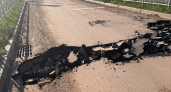Огромный провал на дороге обнаружили жители Кирово-Чепецка