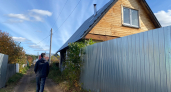 Владельцы домов массово сдают профлист в металлолом: новый материал для забора оказался дешевле за 10 лет