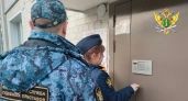 В Кирове судебные приставы выселили мать с сыном из квартиры за долги