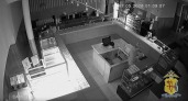 Оголодавший кировчанин ночью полакомился в закрытой столовой и попал на видео