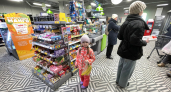 Продавец из "Пятерочки" рассказала, почему кассиры самостоятельно взвешивают фрукты и овощи