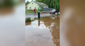 "С весны бежит вода из канализации!": кировчанка жалуется, что двор на Московской затопило 