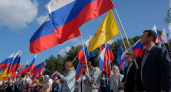 Рекордно большой государственный флаг развернут в Кирове в честь Дня России