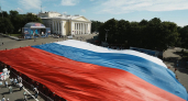 В Кирове в День России развернули гигантский триколор площадью 1700 квадратных метров