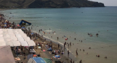 Вода по колено, а туристов — море: как Алушта встречает начало курортного сезона-2026