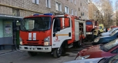 В Кирове пожарные тушили вывеску на фасаде магазина